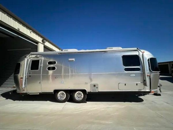 2024 Airstream GLOBETROTTER 27FB TWIN