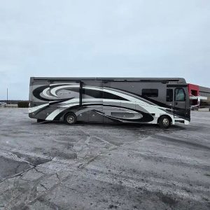 2017 Fleetwood Discovery Lxe 40E