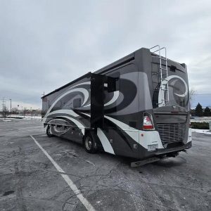 2017 Fleetwood Discovery Lxe 40E