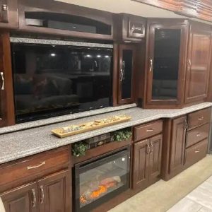 2017 Fleetwood Discovery Lxe 40E