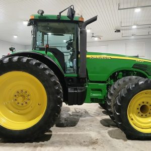 2002 JOHN DEERE Tractors 8420