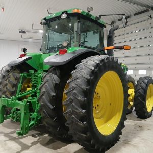 2002 JOHN DEERE Tractors 8420