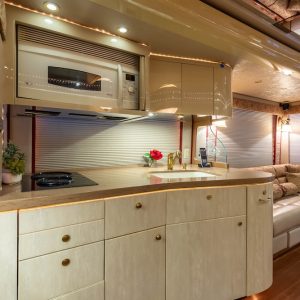 2006 Prevost Featherlite H3-45 Triple Slide