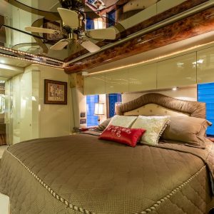 2006 Prevost Featherlite H3-45 Triple Slide